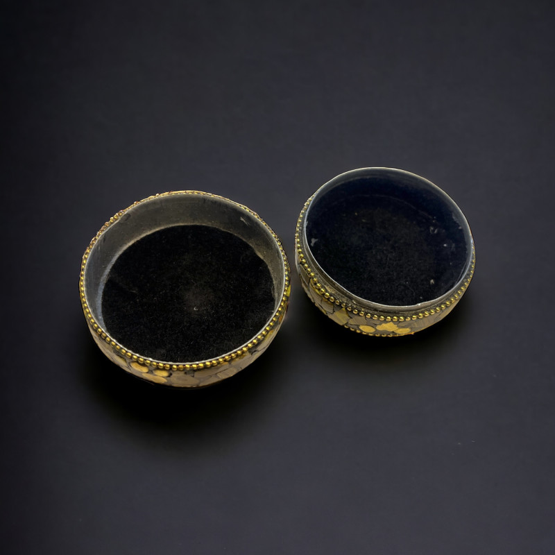Шкатулка с камнями коричневая (d=40mm) индийская