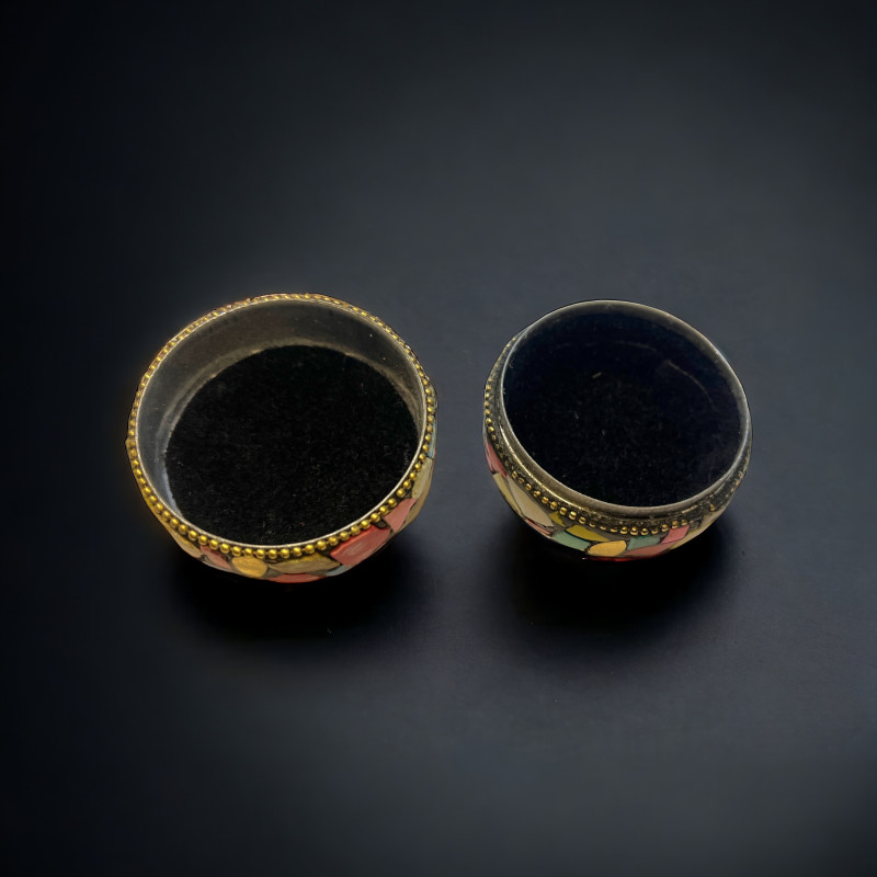 Шкатулка с камнями разноцветная (d=50mm) индийская