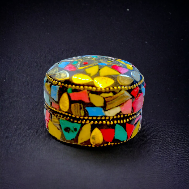 Шкатулка с камнями разноцветная (d=50mm) индийская