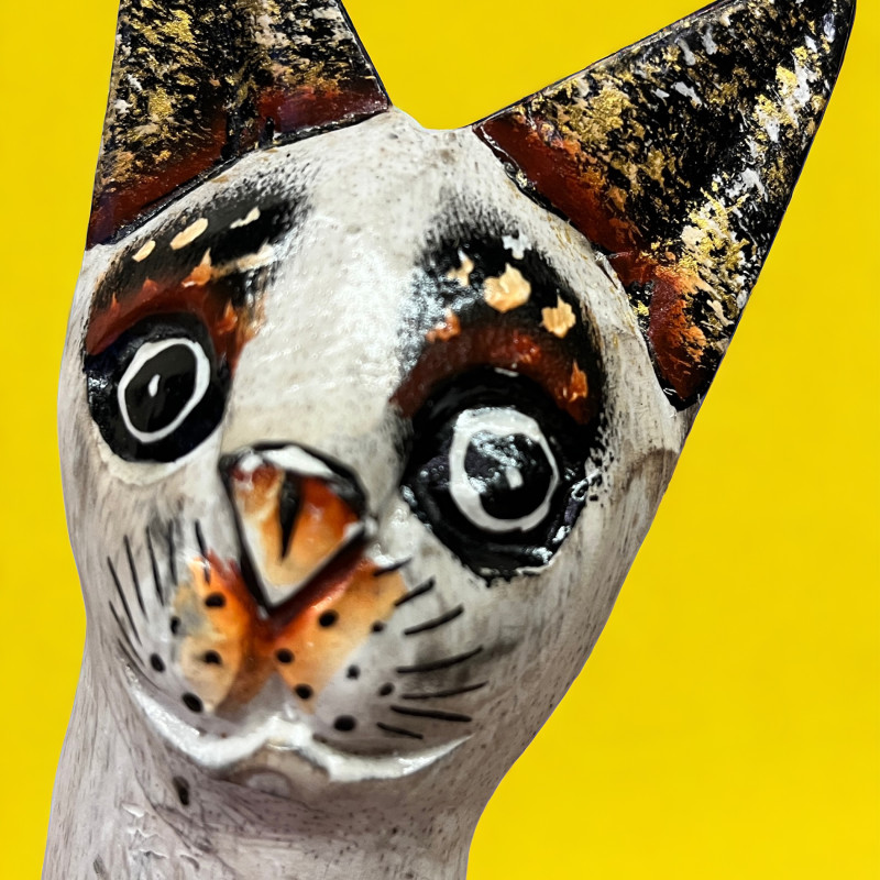 Кошка коричневая с попугаем из Индонезии (40см)